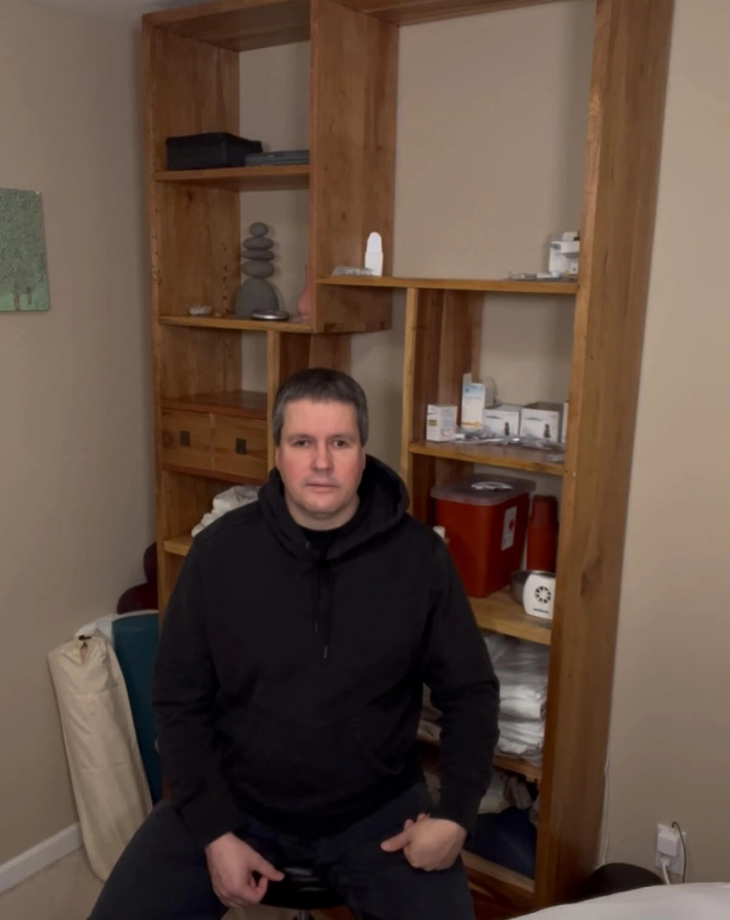 Stephen in the Electro Zen Acupuncture treatment room